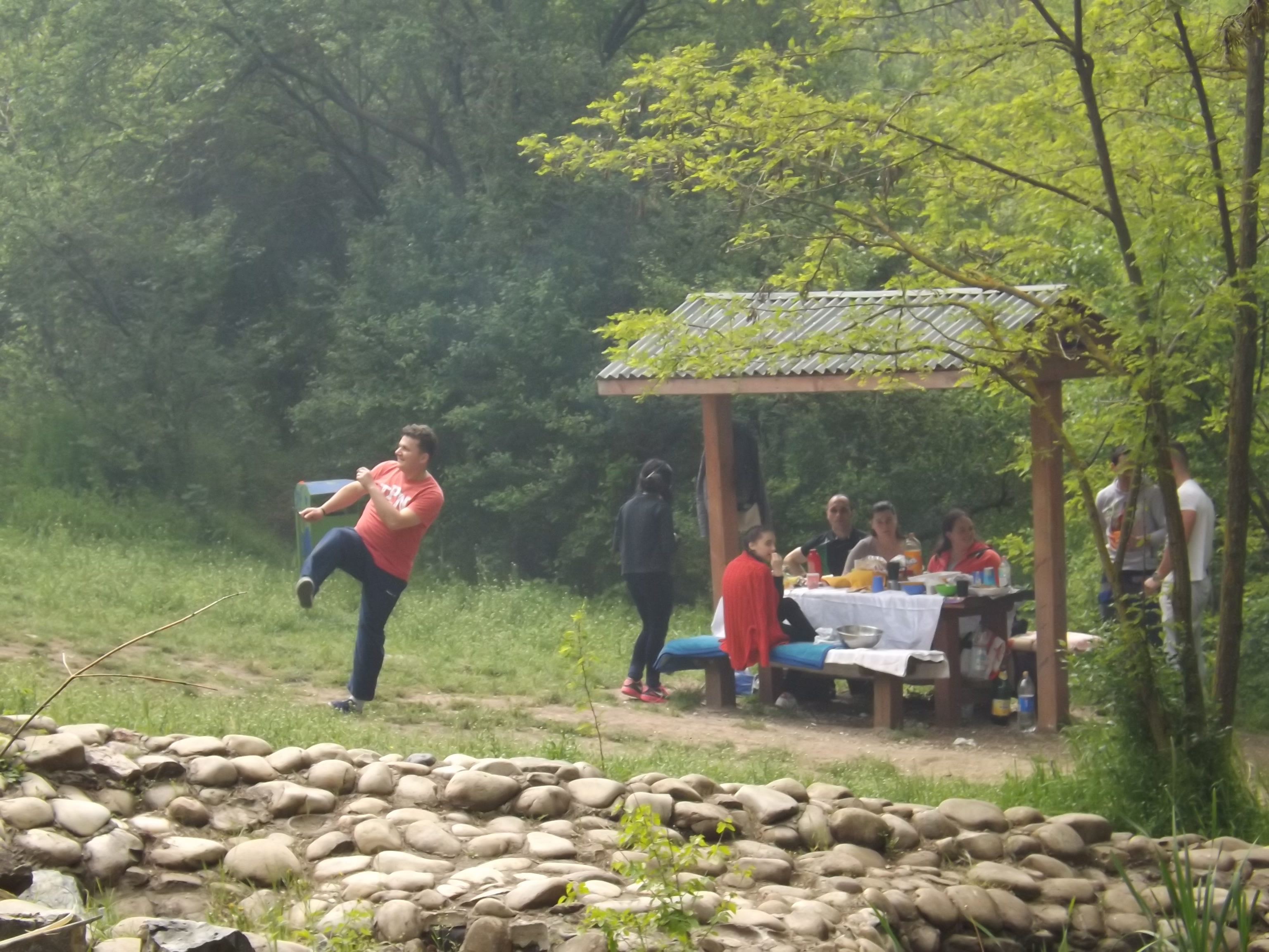 Grătarele de 1 Mai, amânate cu o zi! Gălățenii au luat azi cu asalt o pădure de la marginea orașului