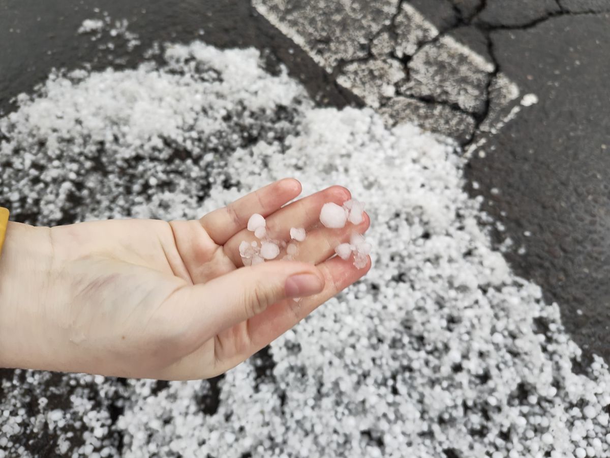 Grindina a făcut prăpăd în România. Imagini cu străzi inundate și curți acoperite cu un strat mare de gheață | Video