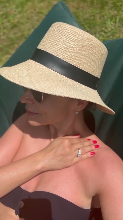 Andreea Marin a făcut plajă în curtea casei sale din Telega, Prahova. Cum a apărut în costum de baie: „Aici îmi regăsesc echilibrul”