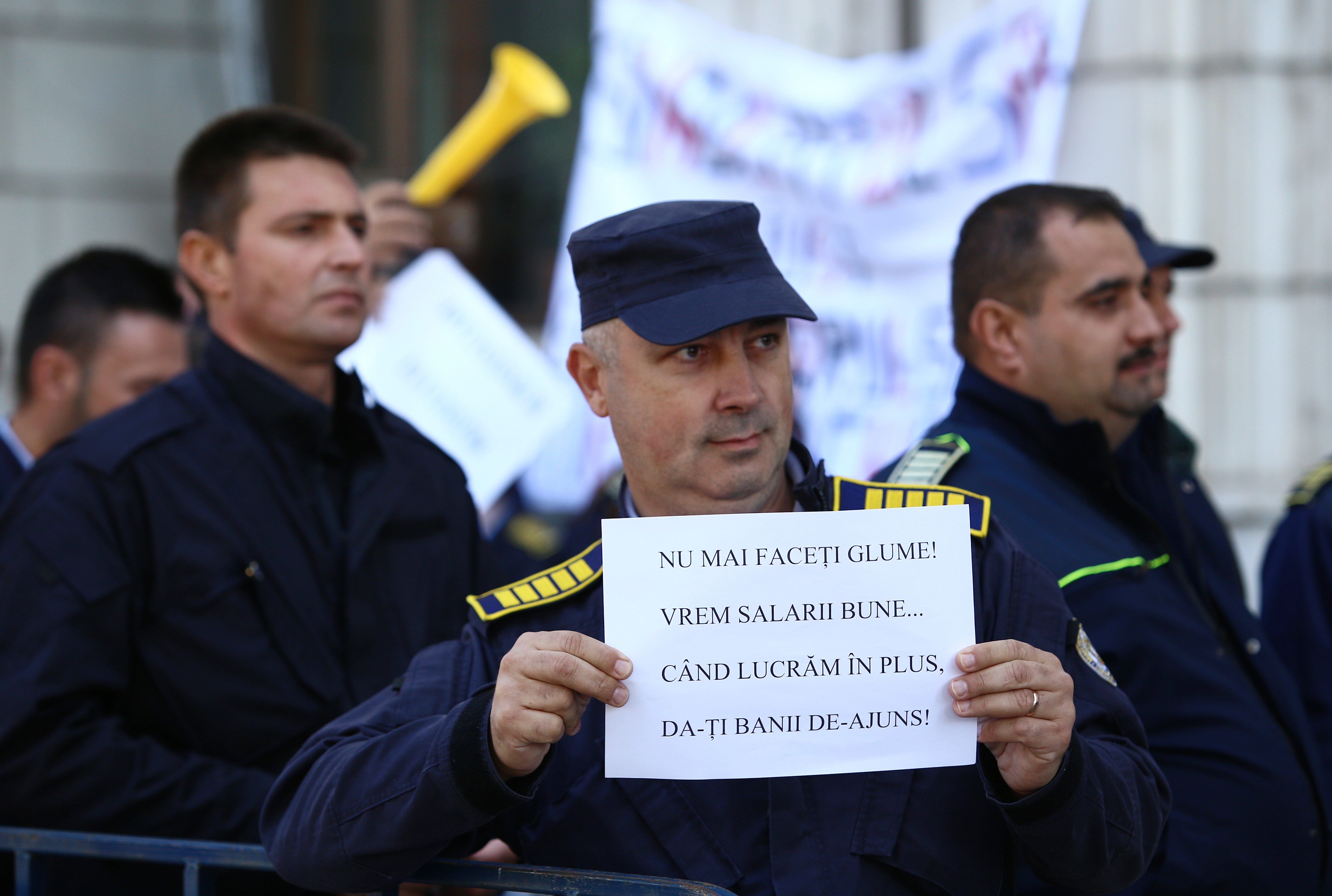 FOTO| Sute de gardieni din penitenciare protestează în fața Ministerului Justiției. Se cere demisia lui Tudorel Toader