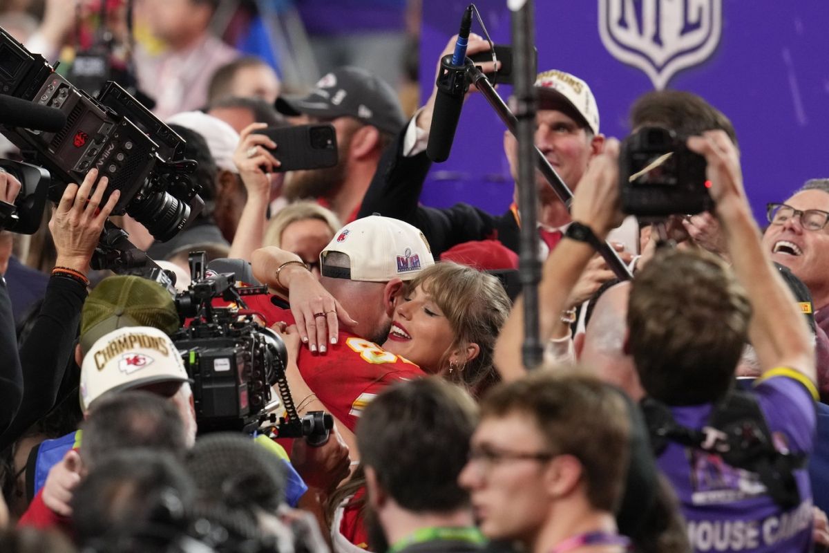 Taylor Swift și-a sărutat iubitul, pe jucătorul Travis Kelce, pe teren, după ce Kansas City Chiefs a câștigat Super Bowl 2024
