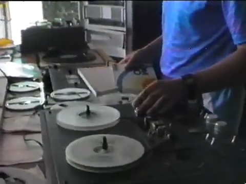 Sunt din „generația Untold”. Cum am văzut un film despre discotecile comuniste și cozile la alimente