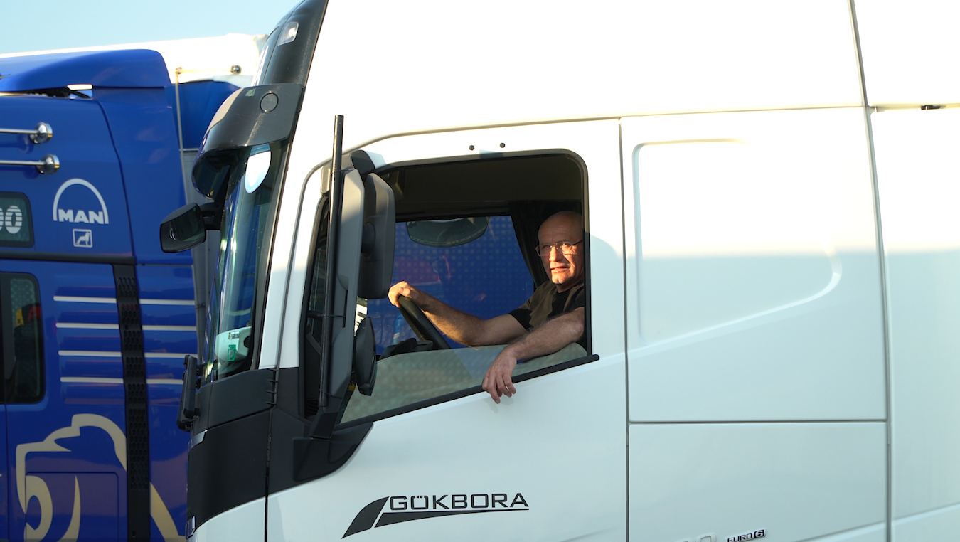 Șoferii de TIR care străbat Europa, prin mijlocul pandemiei, cu orice risc. „Dacă ne oprim și noi, atunci chiar că se oprește lumea!”