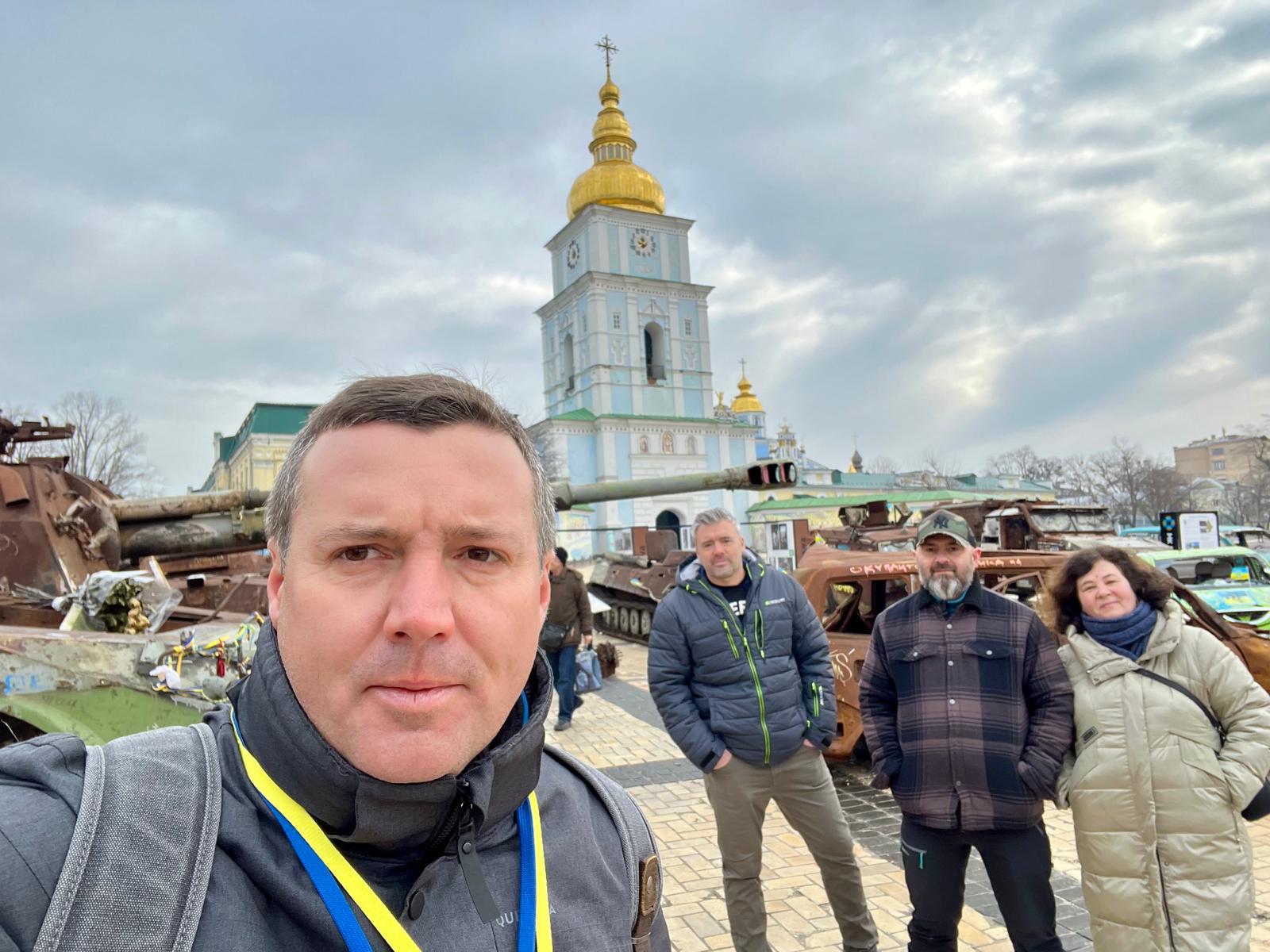 Cum se trăiește pe frontul din Ucraina. Relatările lui Alex Costache, jurnalistul TVR care a mers de 13 ori în mijlocul războiului: „Se auzeau obuzele cum vâjâiau în aer. Cădeau la 500 de metri de locul unde ne aflam”
