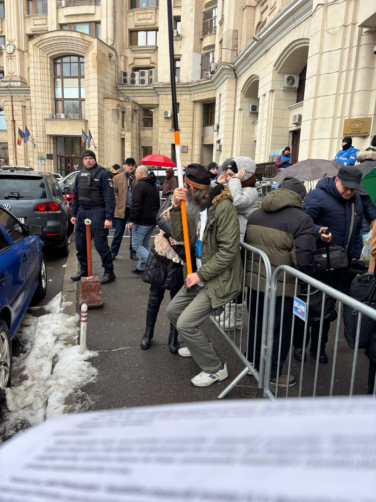În „Valul Democrației” al susținătorilor lui Călin Georgescu: „Să se aleagă praful de tine, dacă nu scrii adevărul!” 
