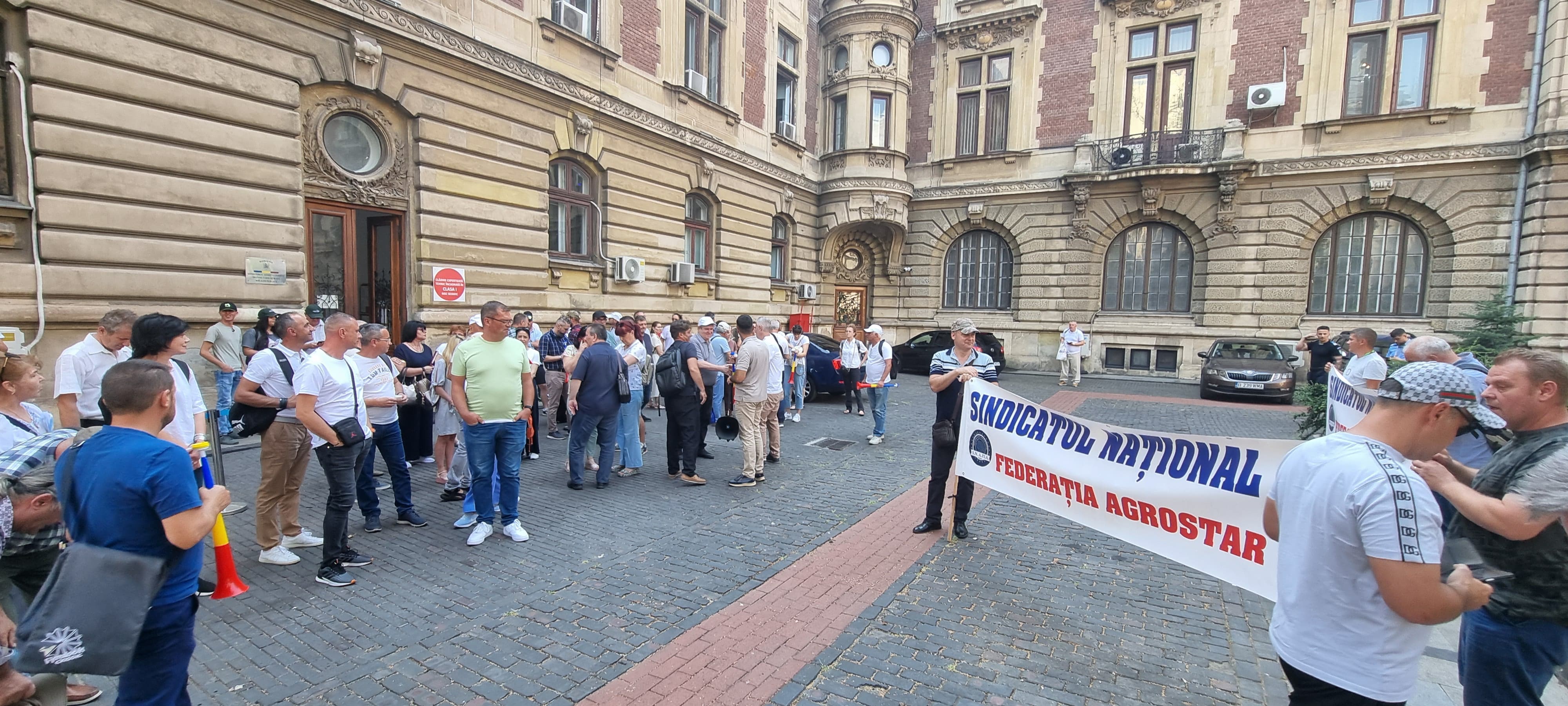Profesorii și angajații din Sănătate protestează în fața Parlamentului chiar în ziua când Guvernul Bolojan își asumă măsurile de austeritate