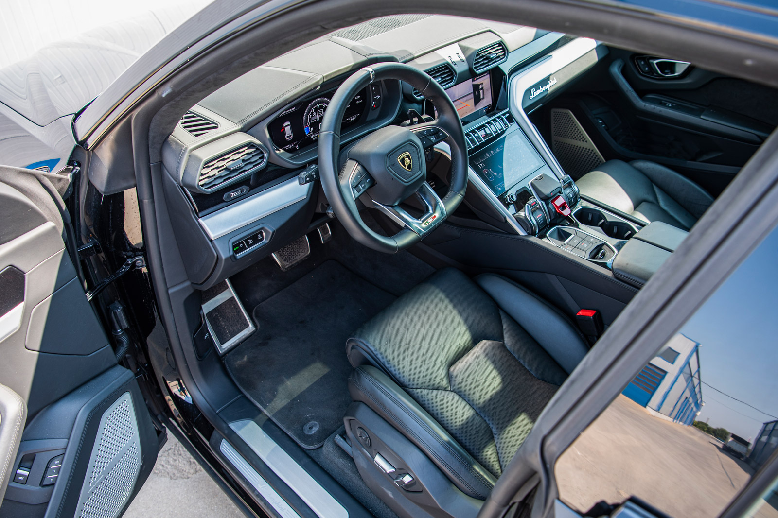 Statul vinde la licitație mașini de lux confiscate: un Lamborghini Urus, un G Class, un BMW M850 și un Lamborghini Huracan