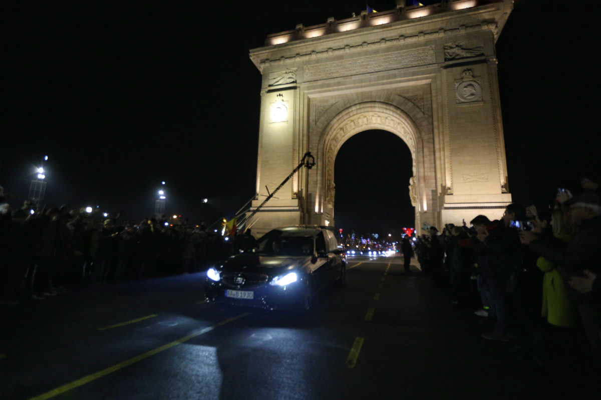 FOTO | Sicriul cu trupul Regelui Mihai a trecut pe sub Arcul de Triumf, în drum spre Palatul Regal