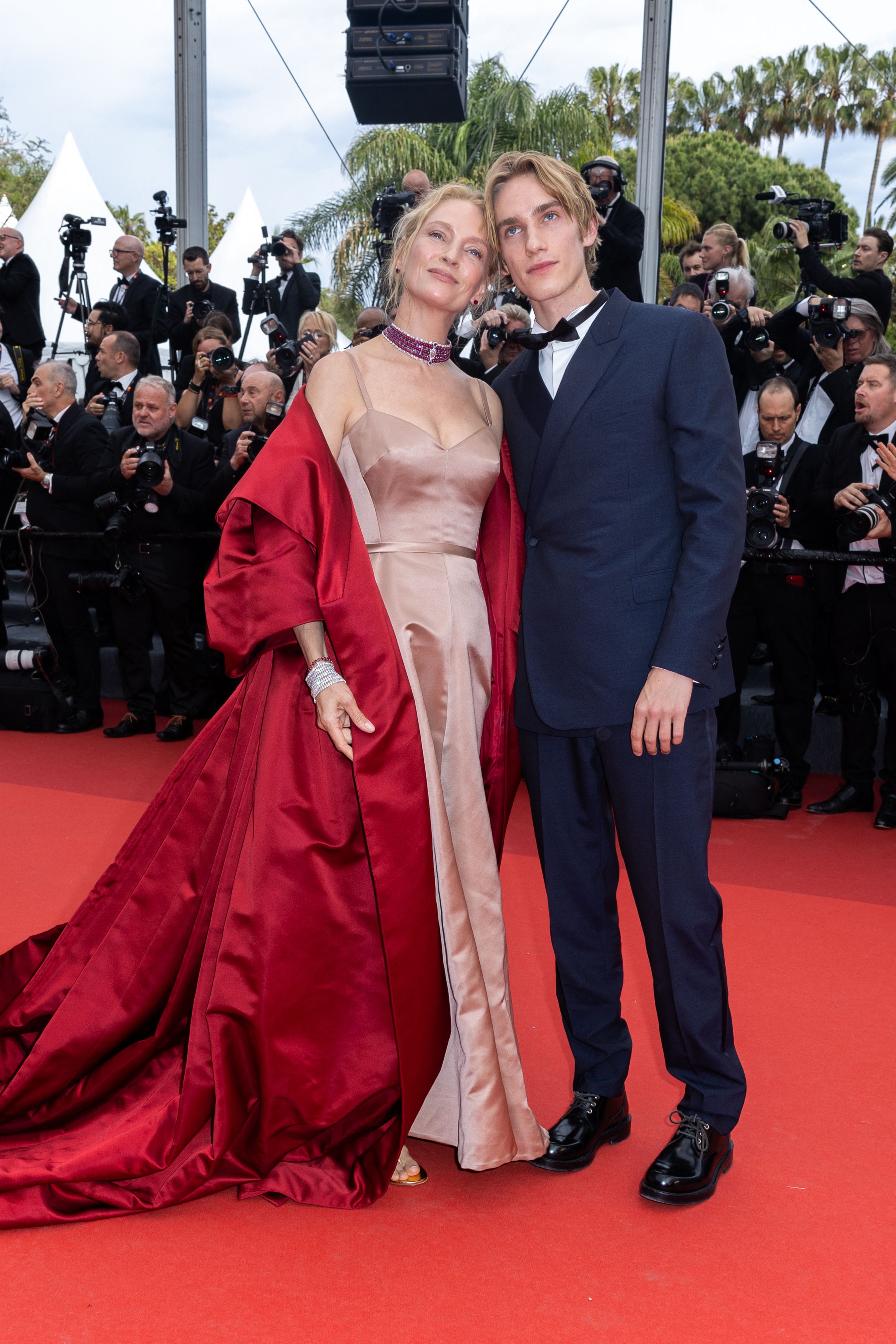 Corespondență de la Cannes: Emoționată de poemul despre Ucraina rostit pe scenă, Catherine Deneuve a uitat să deschidă festivalul 