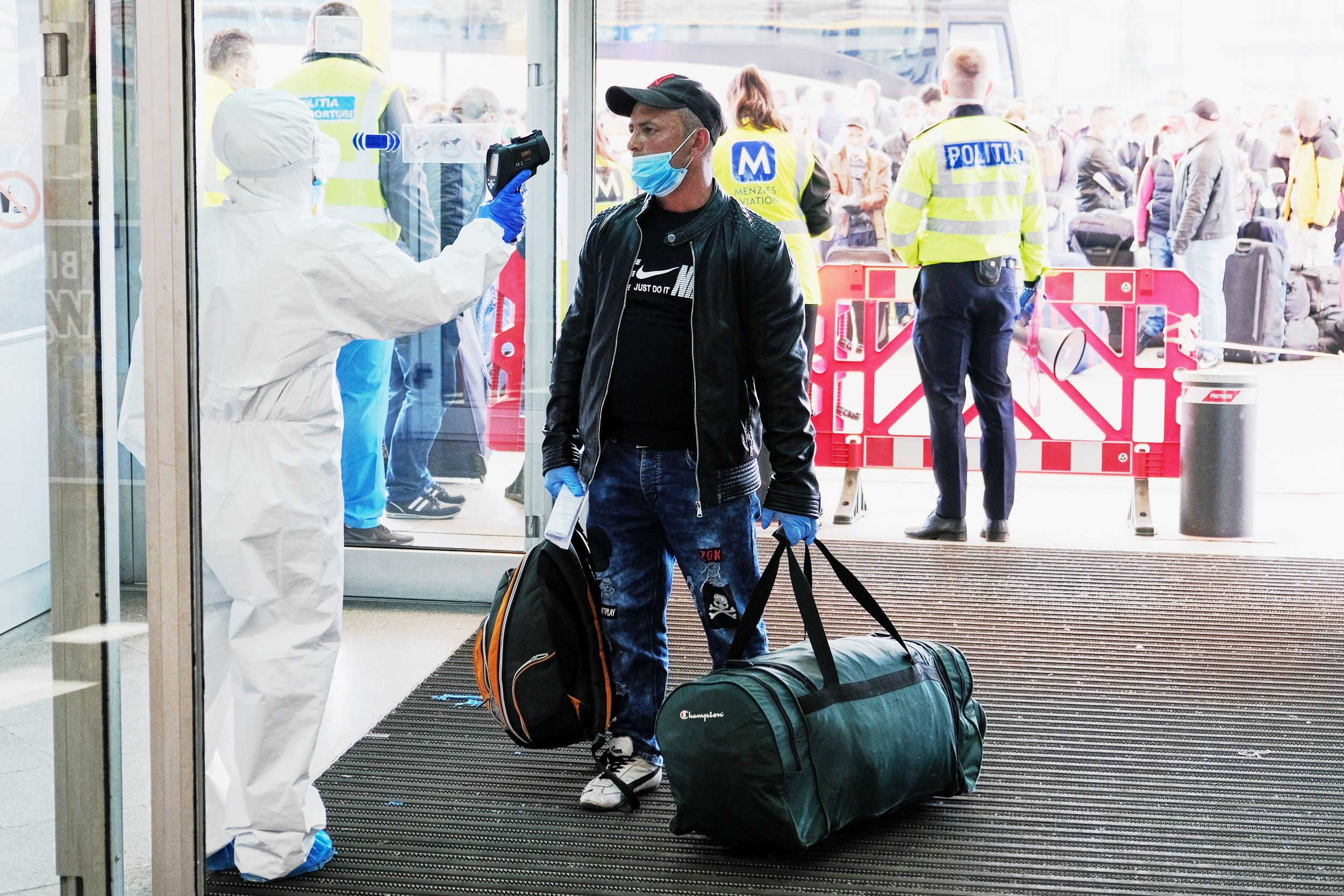 Imaginile zilei | Aglomerație pe aeroportul din Cluj: aproximativ 1.800 de oameni, înghesuiți în parcare. 12 curse decolează astăzi spre Germania