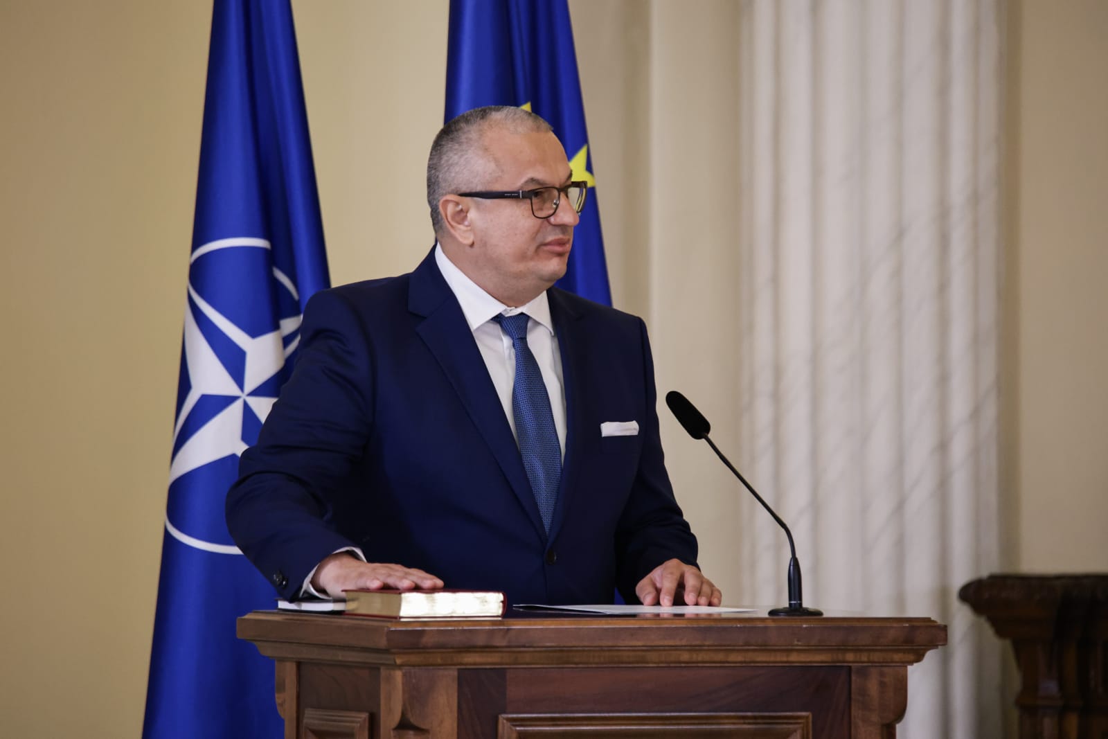 Trei noi judecători la CCR. Dacian Dragoş, Csaba Asztalos şi Mihai Busuioc au depus jurământul la Cotroceni. Cine sunt cei 9 judecători ai Curții
