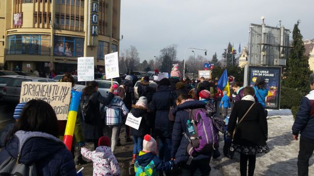 Peste 500 de mame au protestat la Brașov, alături de copii și bunici