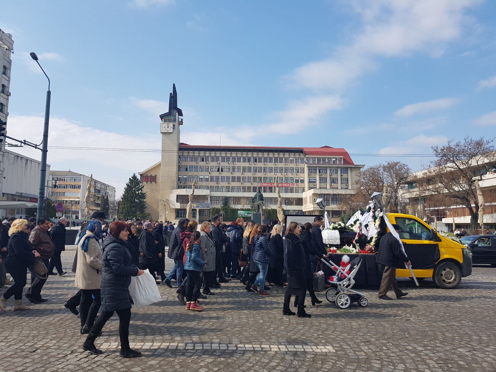 FOTO/ Liderul țiganilor din Moldova, înmormântat la Vaslui. La procesiune au fost mii de oameni, iar traficul a fost perturbat