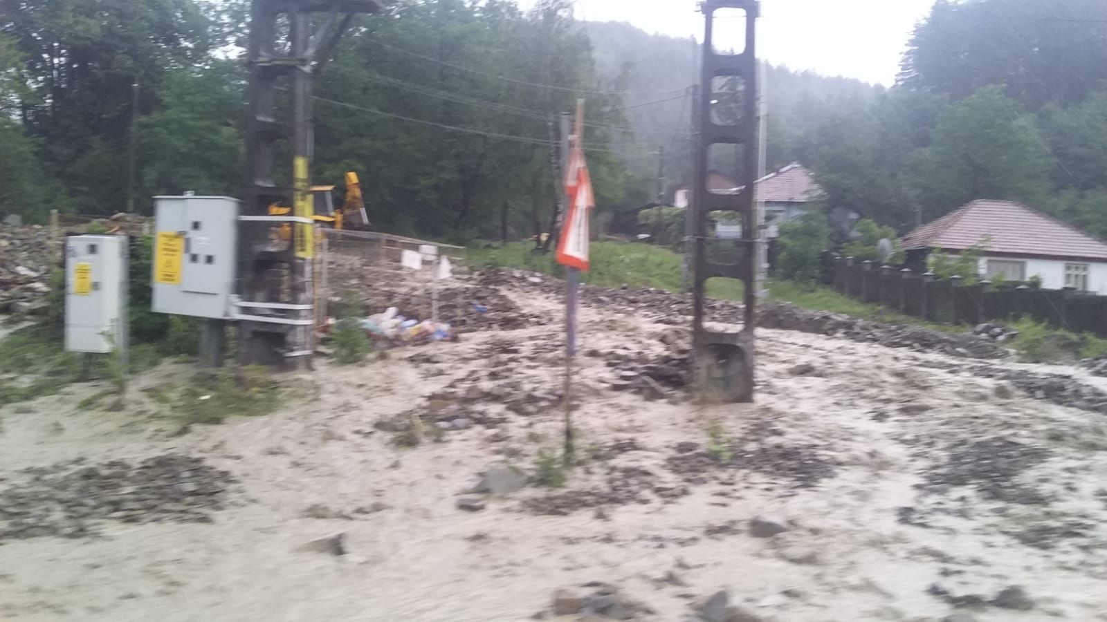 Zeci de gospodării, patru case și un drum național au fost inundate în Slănic Moldova din cauza unor viituri/ FOTO