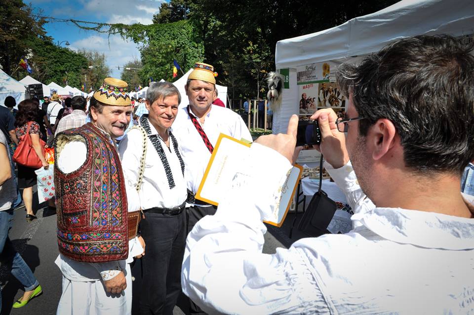 Ia tradițională românească, promovată de politicieni. Cum a ajuns costumul popular să fie admirat în toată lumea