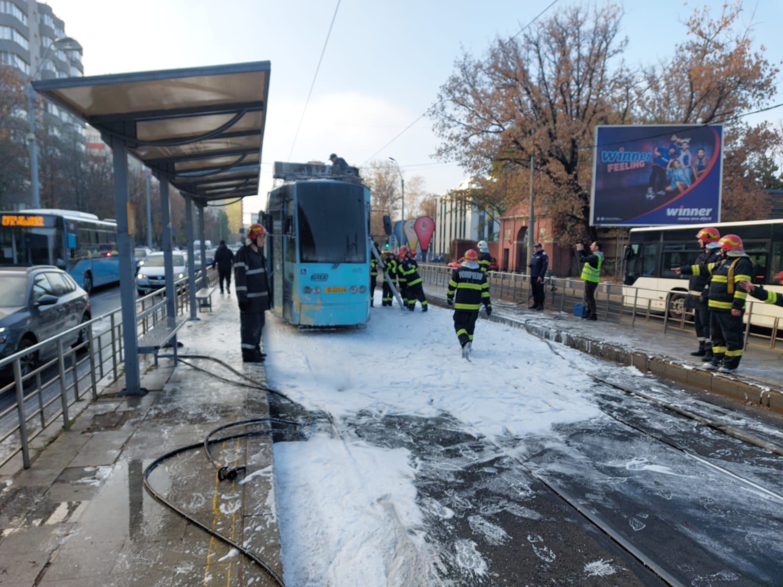 Un tramvai a luat foc în București, în zona Eroii Revoluției. VIDEO