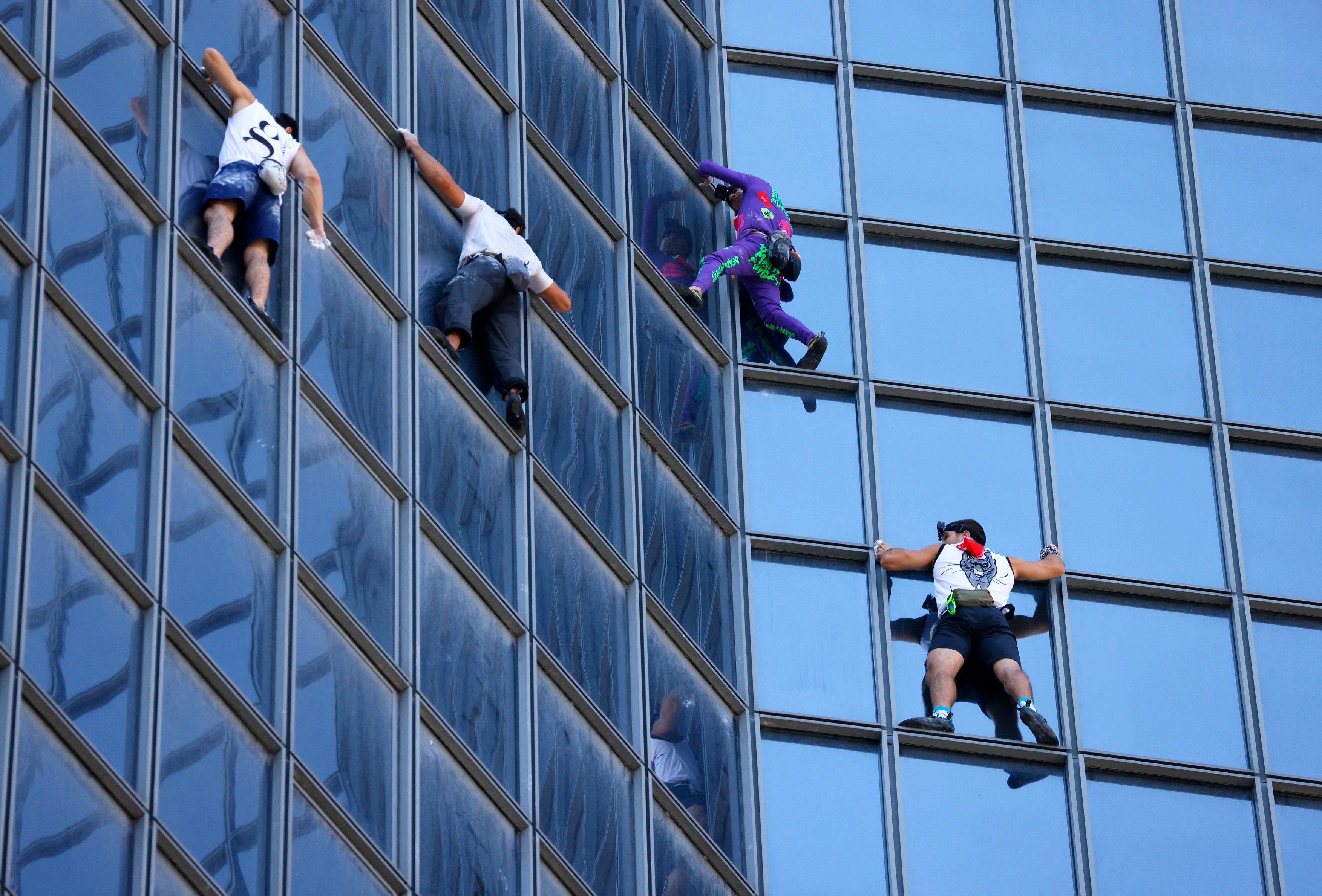 Alain Robert, poreclit „Spiderman”, arestat în Franța după ce s-a cățărat pe un turn în semn de protest față de pașaportul sanitar