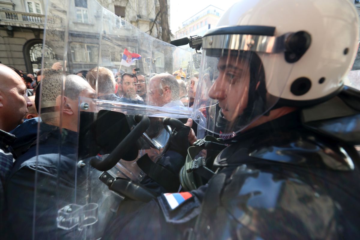 FOTO | Proteste de amploare în Serbia. Manifestanții au încercat să pătrundă în reședința președintelui Aleksandar Vucic