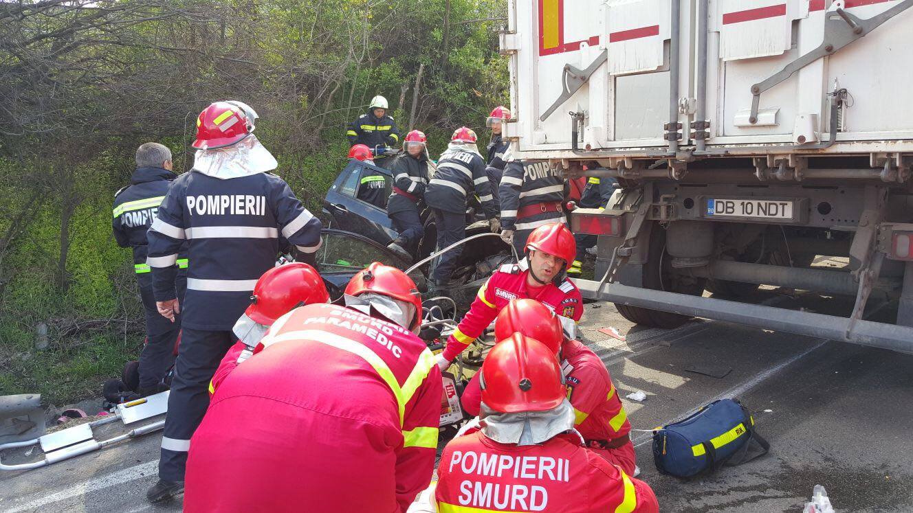 UPDATE | Județul Olt: Șoferul TIR-ului care a provocat accidentul avea permisul suspendat de trei ore, circula cu anvelope reșapate și nu respectase timpii de odihnă
