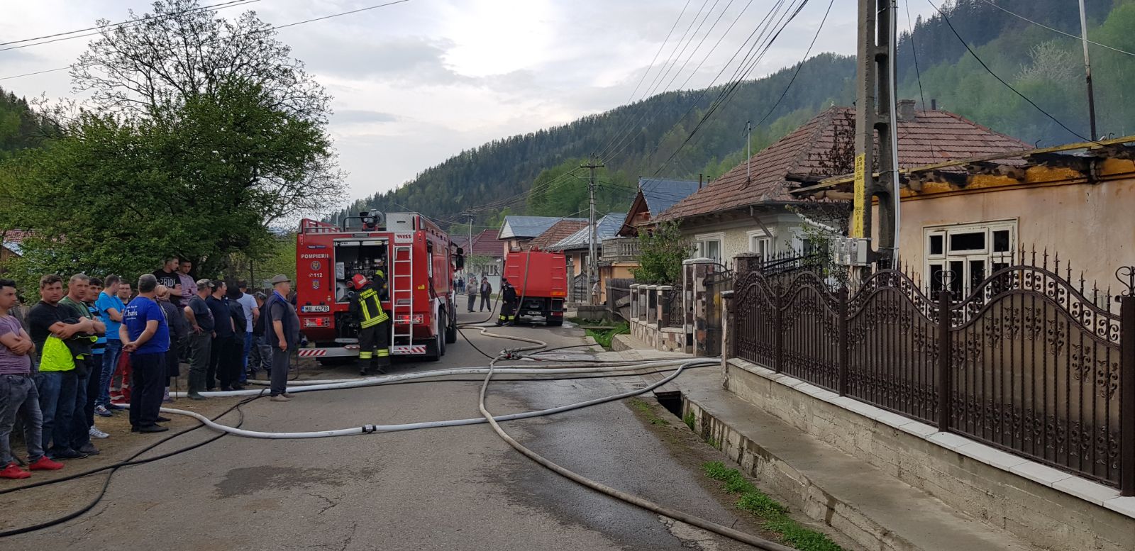 FOTO/Incendiu puternic în Bacău, patru case și două adăposturi de animale fiind cuprinse de flăcări. Focul, pus intenționat