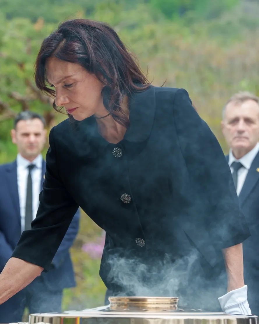 Cum și-a ales Carmen Iohannis ținutele pentru vizita în Coreea de Sud. Designerul a dat-o de gol: „Ea iubește culorile simple”