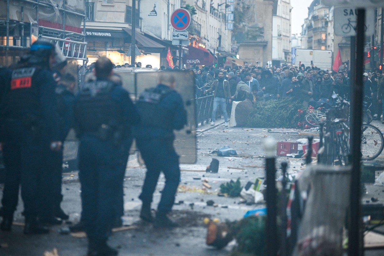 Confruntări violente la Paris între manifestanții kurzi și forțele de ordine, după atacul armat soldat cu 3 morți