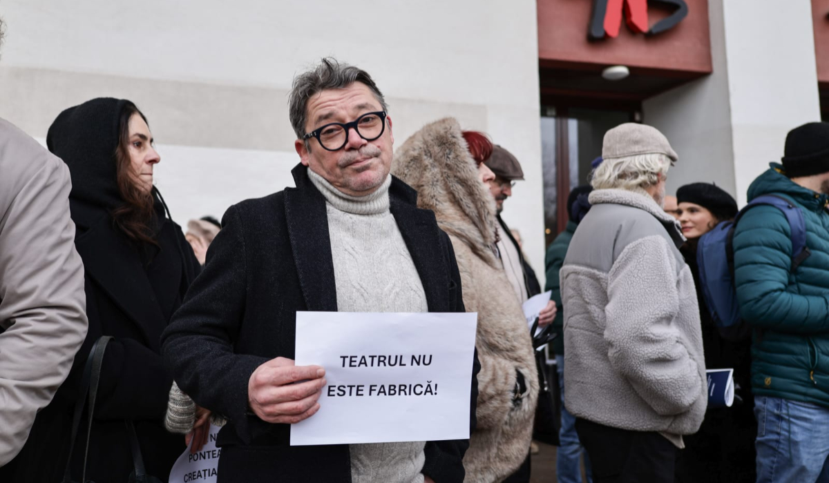 Actorii au protestat pe treptele de la TNB după ce ministrul le-a cerut să spună ce fac în cele 8 ore de program: „Muncim cel puțin 12 ore pe zi”