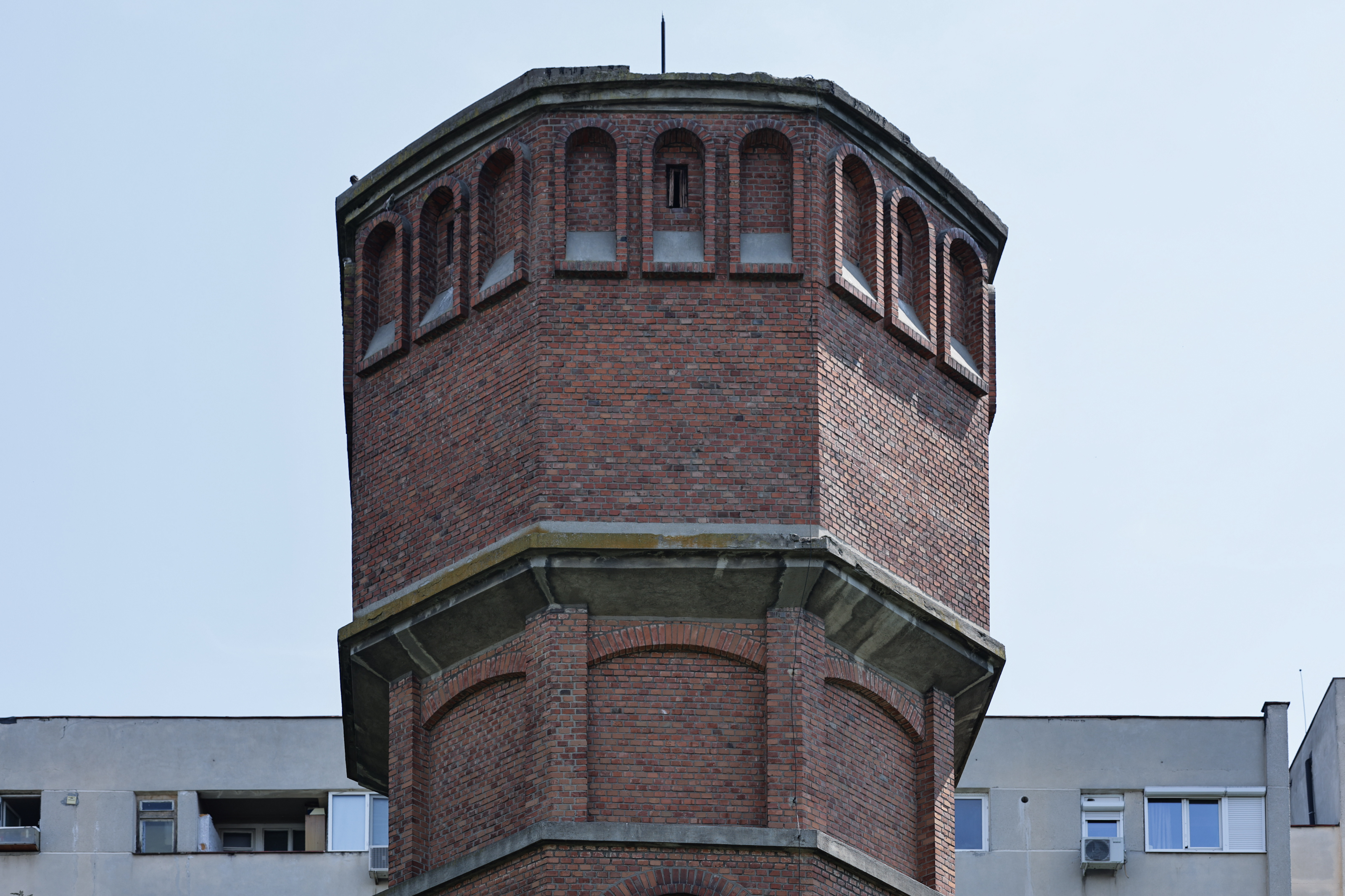 Un turn cu aspect medieval în mijlocul Bucureștiului. Povestea construcției care îi face pe trecători să se oprească din drum