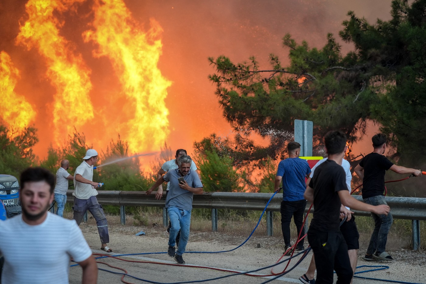 Tornadă de foc în Turcia, "diavolul de foc" e rezultatul caniculei și vântului puternic și fierbinte. 13 persoane au murit, drumuri blocate și oameni evacuați | VIDEO