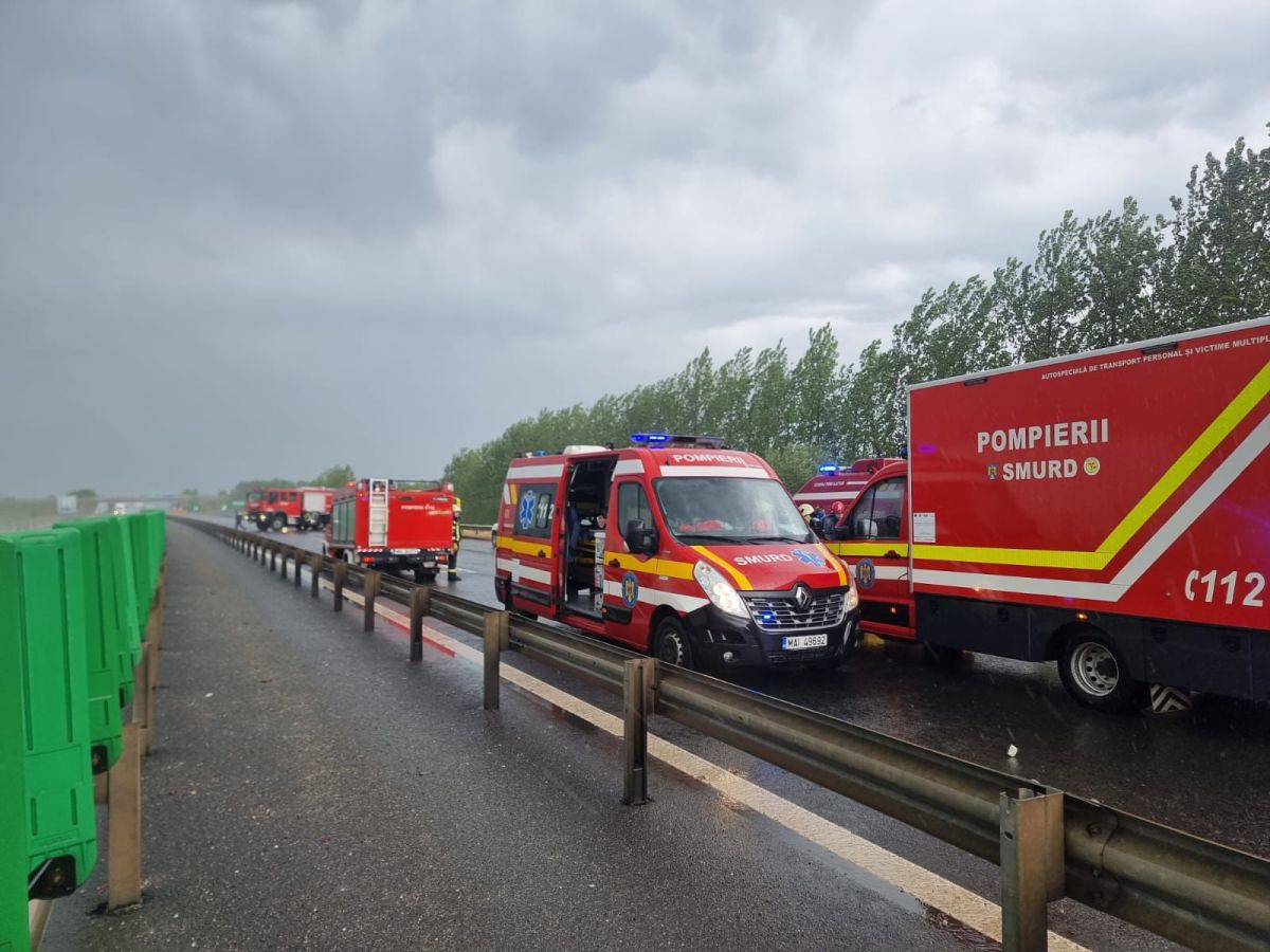 Accident cu 11 persoane implicate în județul Arad. Un bărbat a fost transportat la spital