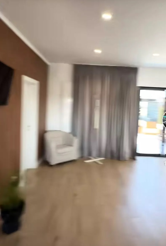 Imagini cu vila lui Marcel Andrei de la „Insula Iubirii”. Casa are trei dormitoare, dar și piscină și jacuzzi