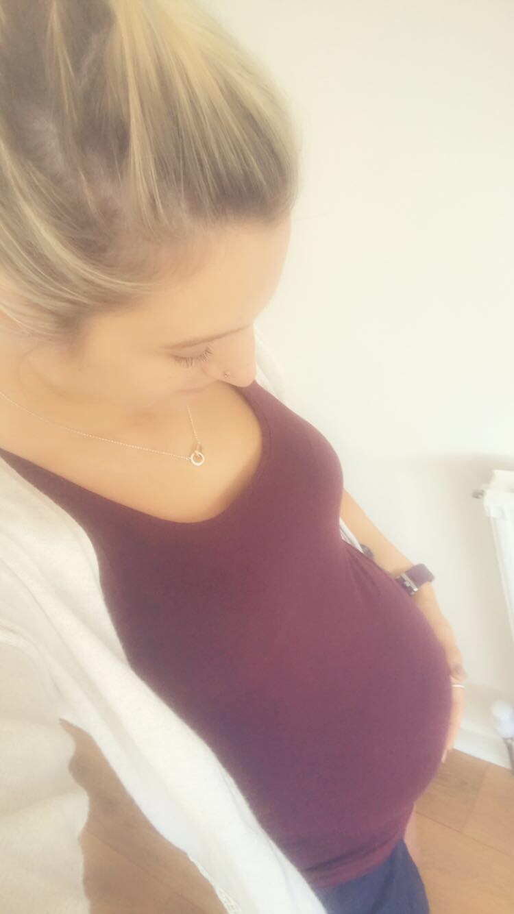 FOTO | Povestea femeii care a rămas însărcinată cu tripleți de la prima întâlnire