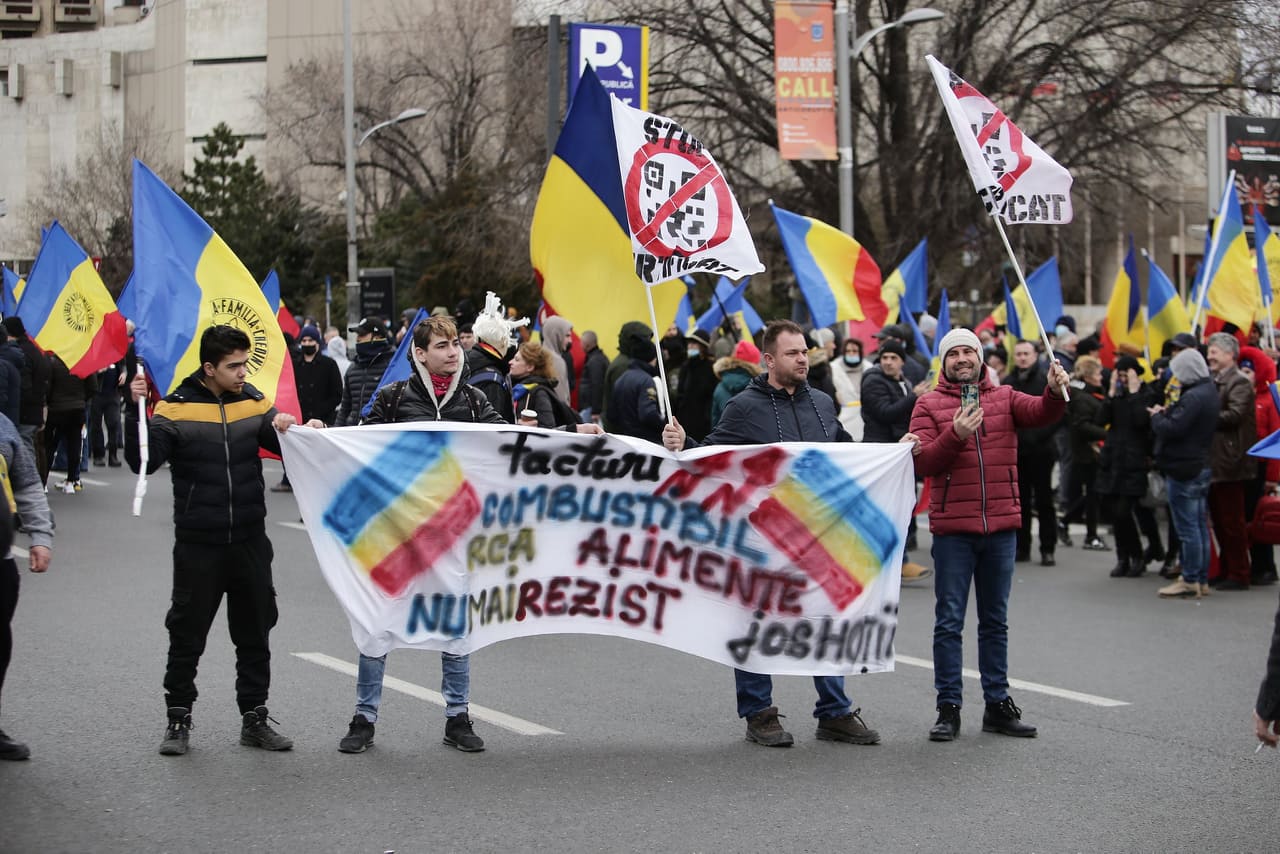 VIDEO. Incident între George Simion și un jandarm. Apoi liderul AUR aleargă după un alt bărbat. Protestarii merg spre Cotroceni