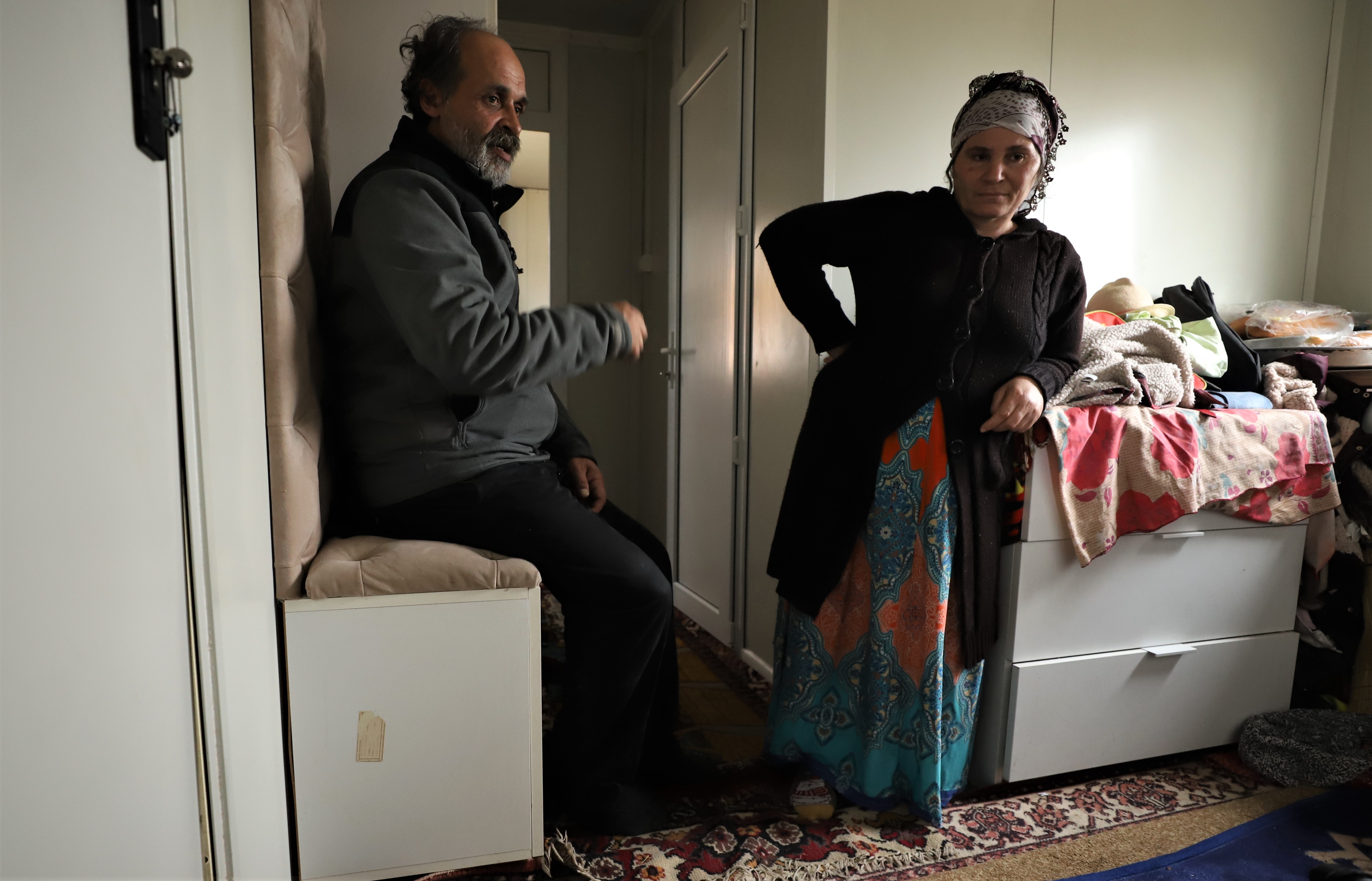 REPORTAJ. Viața chinuită a unei familii cu cinci copii, care s-a mutat din grajd în container: „Primăria nu ne dă hârtie să ne legăm la curent”. De ce i-a lăsat și fără ajutorul social