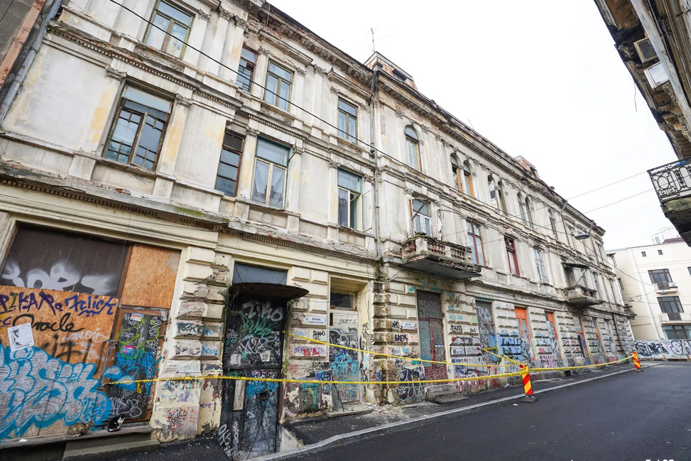 Hotelul în care Mihai Eminescu își îneca amarul se vinde cu 3.000.000 de euro. Clădirea ascunde o sinucidere din dragoste: „A batjocorit-o, apoi a părăsit-o”