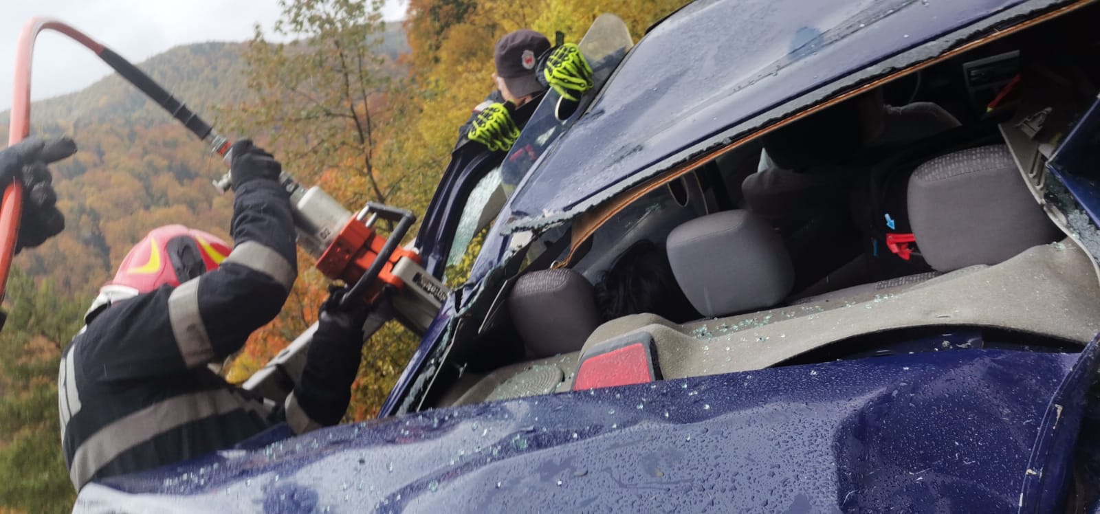Mașină distrusă de o autorulotă, într-un accident în Prahova. Cinci persoane, printre care și un bebeluș, au fost rănite