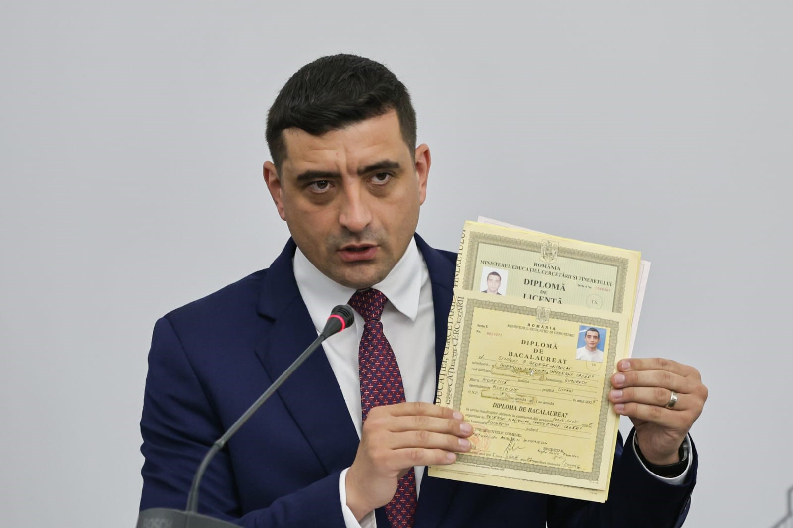 George Simion n-a putut să spună o propoziție întreagă în franceză, după ce s-a lăudat că a luat 10 la BAC la această materie