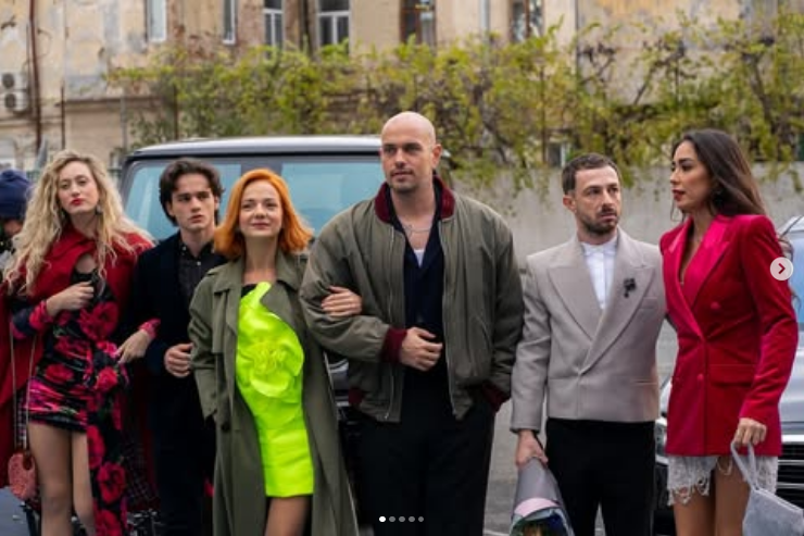 O comedie românească pune sub lupă relațiile moderne și datingul din 2025. Matei Dima: „N-ar trebui să cedăm presiunii sociale din jur. N-ai copii? E OK. Ai copii? E OK”