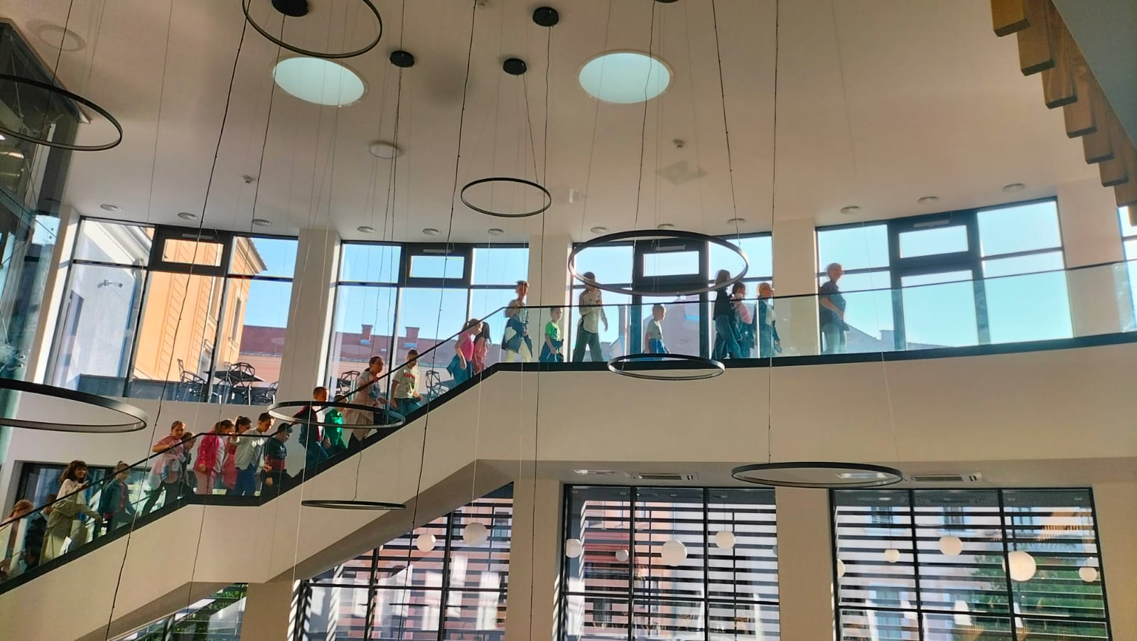 Cum arată biblioteca din Oradea, renovată și modernizată, de unde poți împrumuta cărți cu telefonul