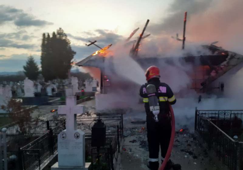 O biserică veche de aproape 300 de ani din Vâlcea, monument istoric, distrusă într-un incendiu
