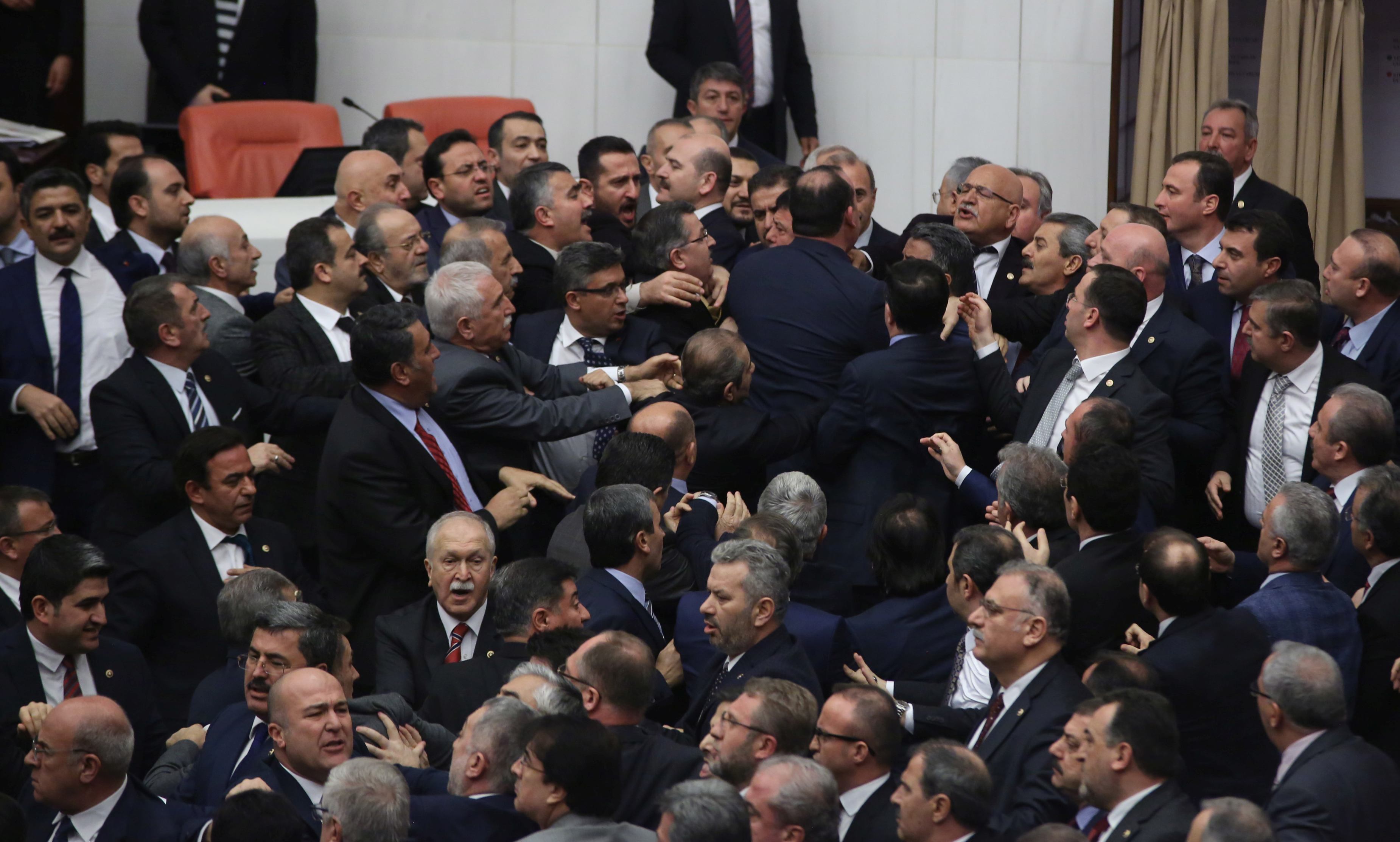 Parlamentul turc a aprobat în primă lectură noua Constituţie care îi dă mai multe puteri lui Erdogan