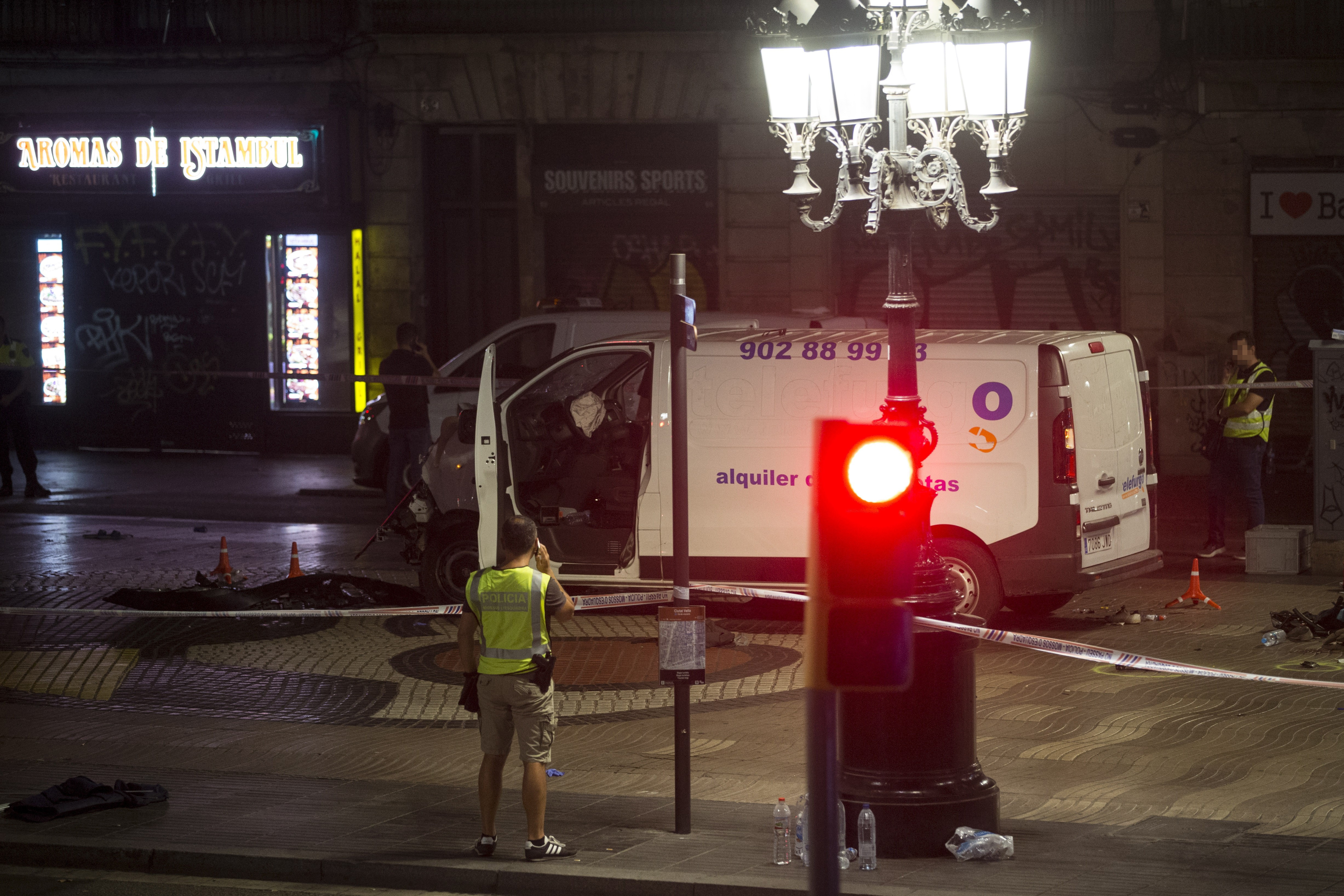 Teroare în Barcelona | Autorul atacului este în continuare căutat de polițiști. Bilanțul atentatului: 14 morți și 130 de răniți