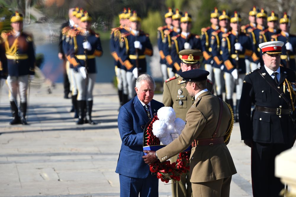 VIDEO & FOTO / Prinţul Charles, în România. Moștenitorul Coroanei Britanice a fost decorat de președintele Klaus Iohannis