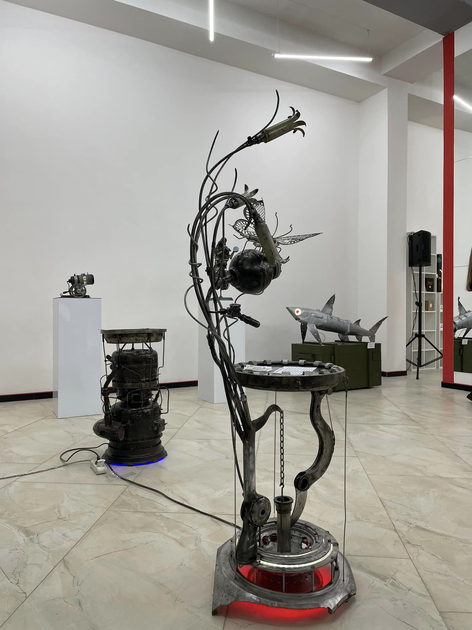 Expoziție de obiecte de artă create din fragmente de bombe și rachete rusești, deschisă la Kiev: „Instrumentele crimelor, simboluri ale renașterii”