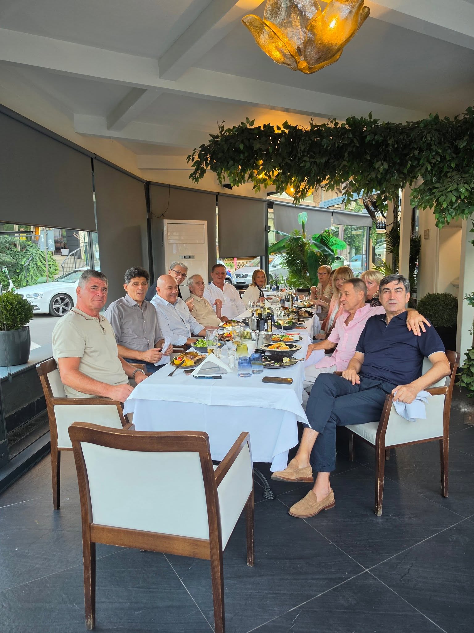 Valentin Ceaușescu a apărut alături de eroii de la Sevilla. Cum arată fiul fostului dictator și împreună cu cine s-a afișat la un restaurant din București