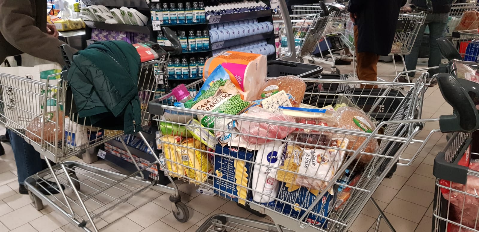 FOTO | Cozi la supermarketuri, de teama coronavirusului: „Ca de Crăciun, Paște sau 1 Mai a fost”