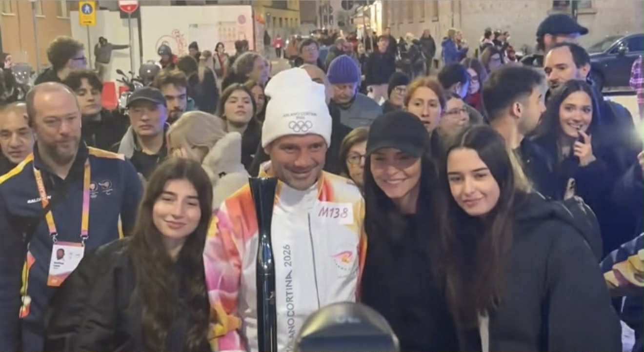 Cristi Chivu, alături de soția Adelina și fiicele lor la purtarea torței, cu o zi înainte de începerea Jocurilor Olimpice de Iarnă 2026. Familia a pozat împreună