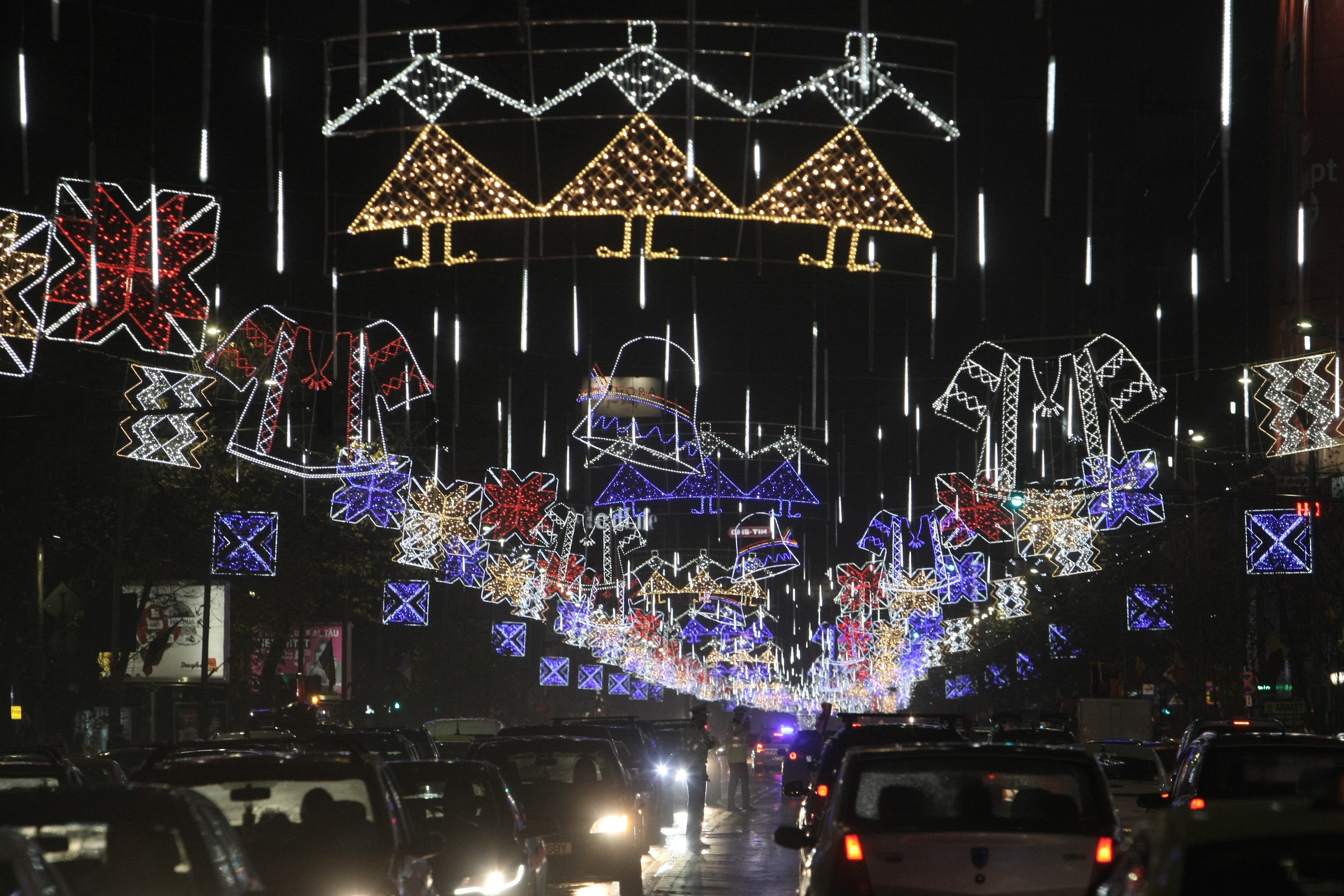 S-au aprins luminițele de Crăciun în București. Iată cum arată centrul Capitalei / GALERIE FOTO