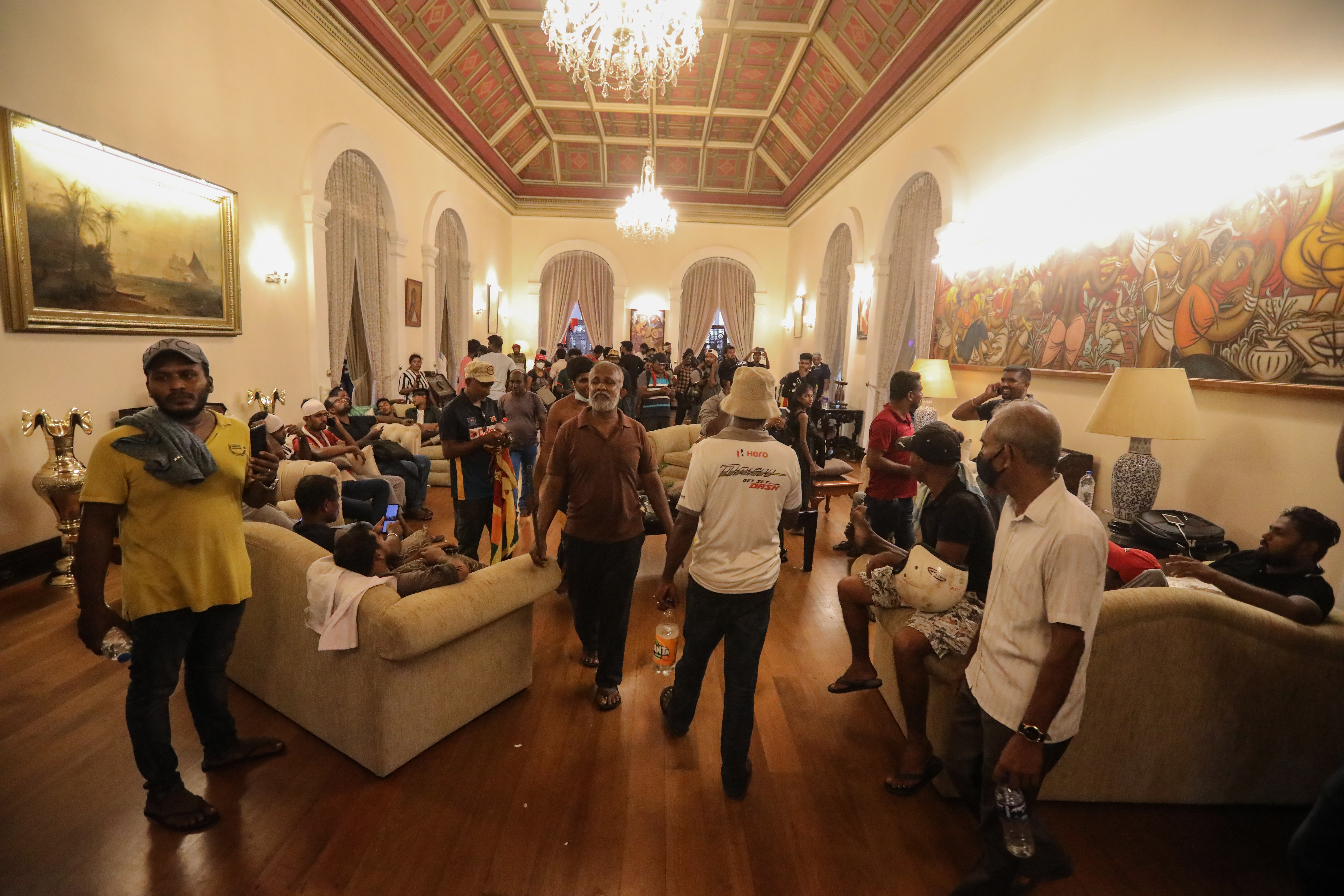 Protestatarii din Sri Lanka au găsit grămezi de bani în reședința președintelui. S-au filmat când îi numără