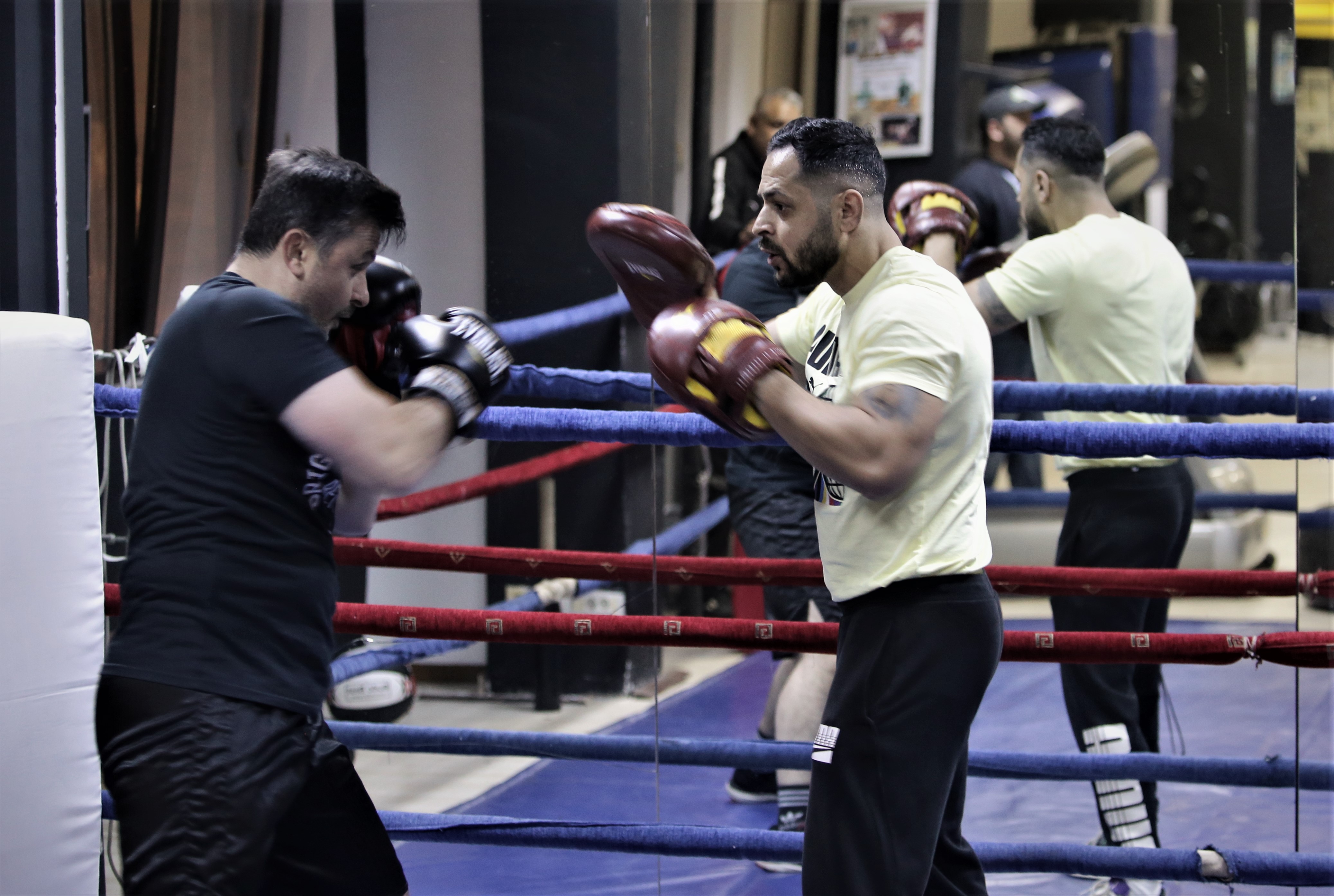 Fight Club de Pipera! Într-o sală din nordul Capitalei, un fost boxer învață mai mulți copii să devină campioni, iar pe corporatiști - să se apere: „Aici ei sunt familia mea”